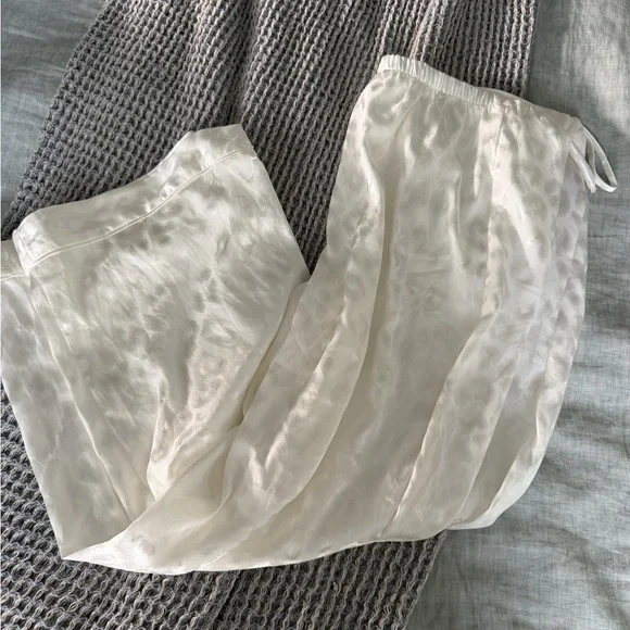 Natori Decadence Cream Pajamas Set with robe - Picture 5 of 10